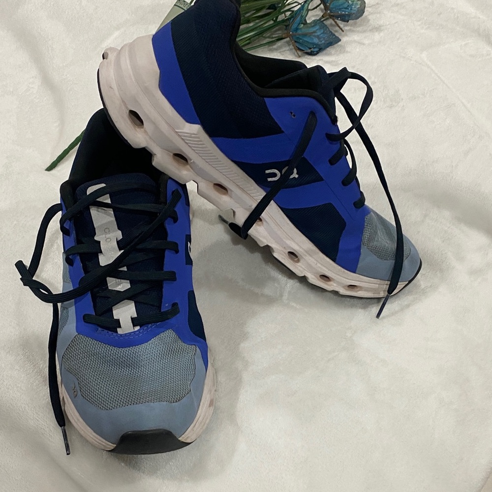 ON Running Women’s Sneakers in Blue and Gray. Size W9